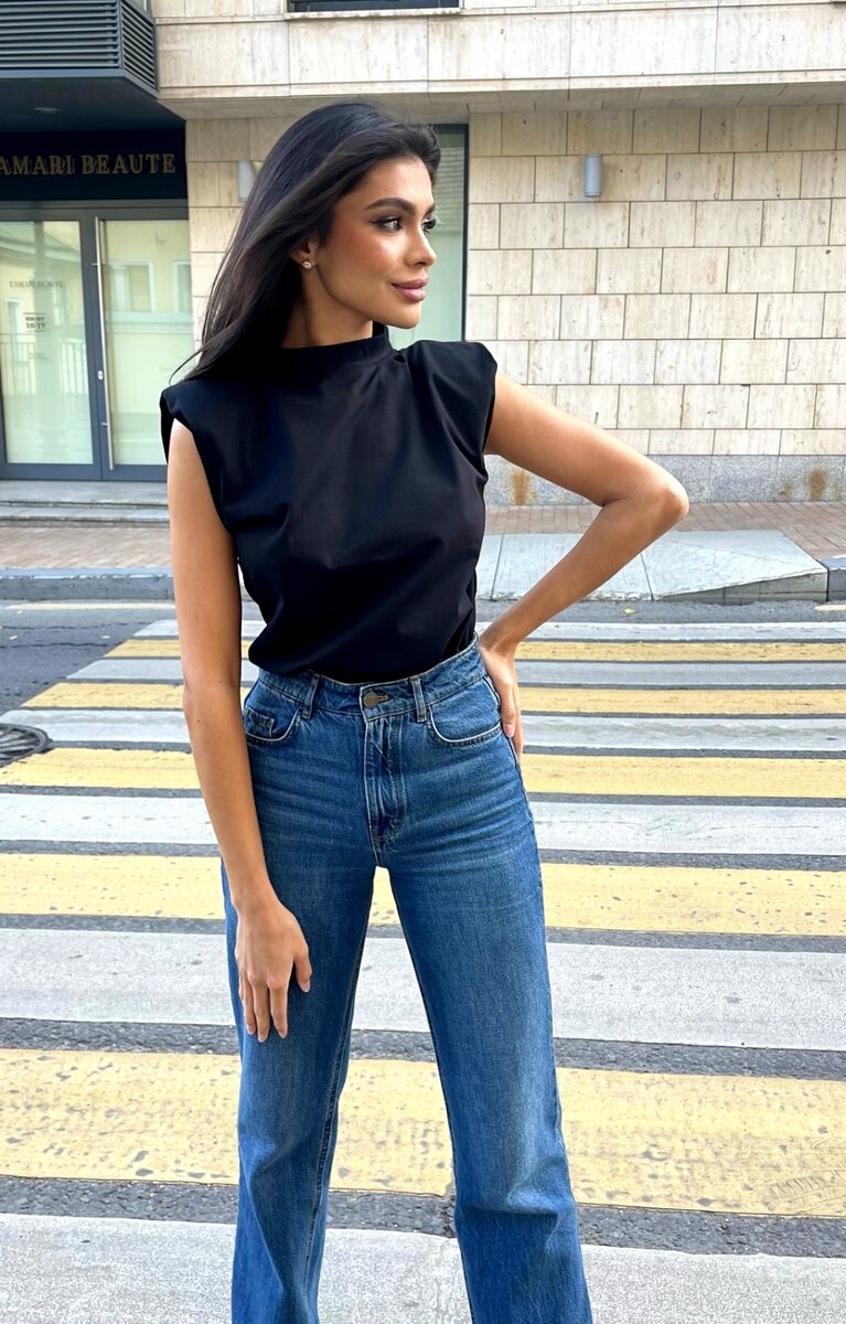 Футболка с плечиками, джинсы