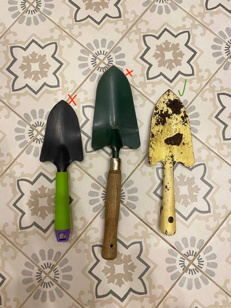 Лопатка с зеленой ручкой была из дешевого набора с маркетплейса. Зеленая лопатка была куплена в садовом центре, при работе с плотным грунтом она гнулась по все стороны. Желтая лопатка цельнометаллическая и самая удобная. 