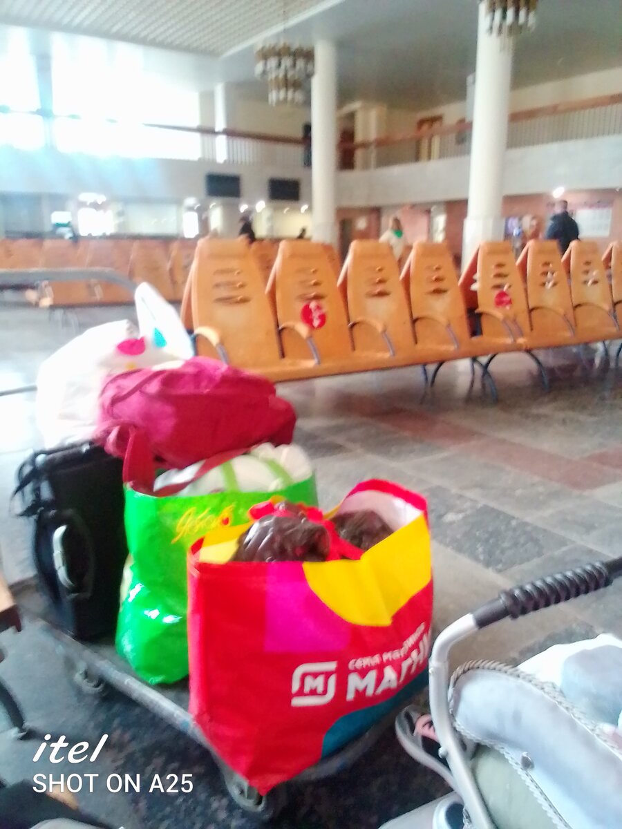 Зал ожидания вокзала и наши щмотаны