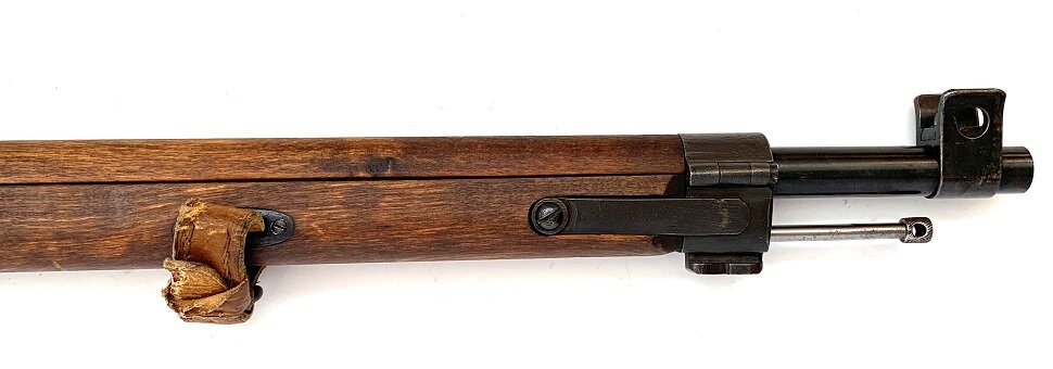 Передняя часть винтовки обр. 1927 года. Обратите внимание на мушку и ложевую насадку под штык-нож.