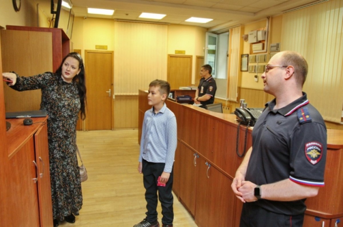    Школьник из Щёкино, нашедший сумку бойца СВО, познакомился с работой УМВД