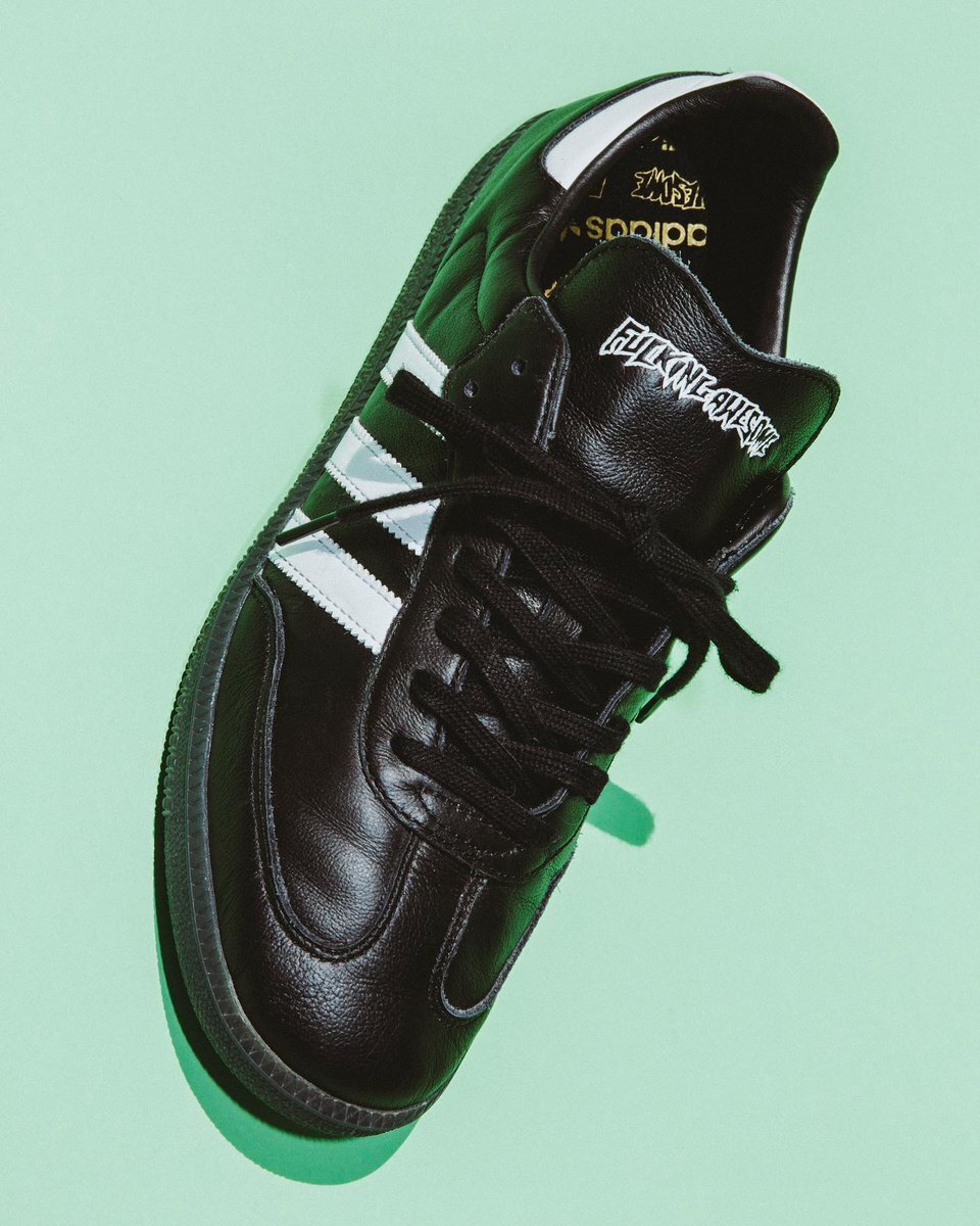 Вслед за работами Fucking Awesome x adidas Tyshawn и Fucking Awesome x Adidas Skateboarding нас ждет еще одна коллаборация от американского скейтборд- и стритвир-бренда Джейсона Дилла. Теперь за основу для совместной пары дуэт взял трендовый классический силуэт adidas Samba. Работа в очередной раз отдает дань уважения прошлому и будущему скейтбординга.