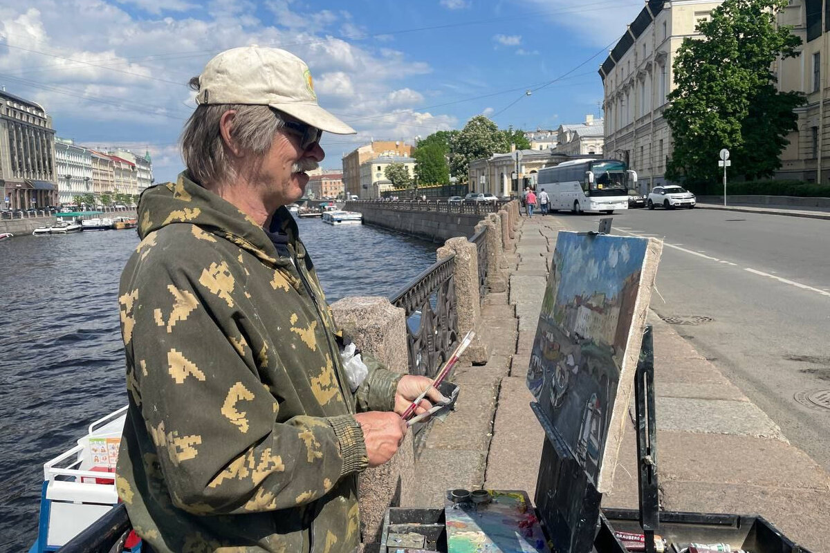 Журналист маи. Питер набережная. Фотосессия на набережной. Журналист СПБ. Питер рисунок.