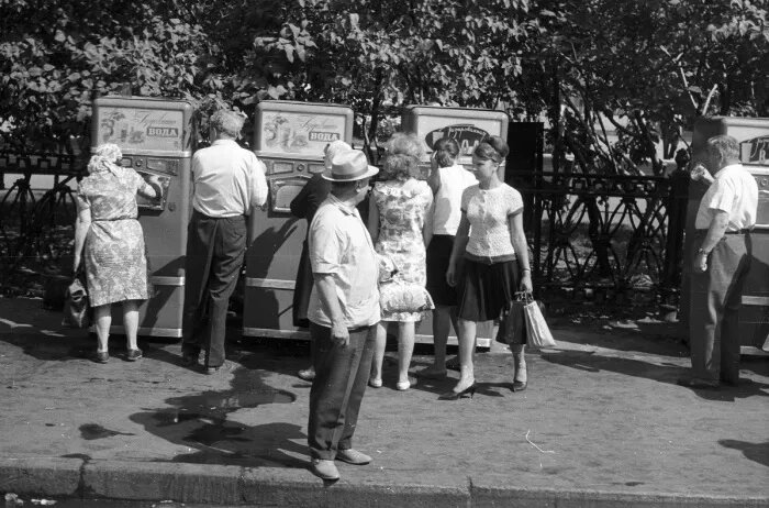 Все, кто жил в Союзе Советских Социалистических Республик, помнят автоматы, в которых продавалась вкуснейшая газировка с сиропом и без.-4