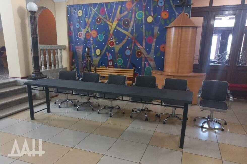    Макеевский театр получил от других регионов России театральные костюмы и мебель