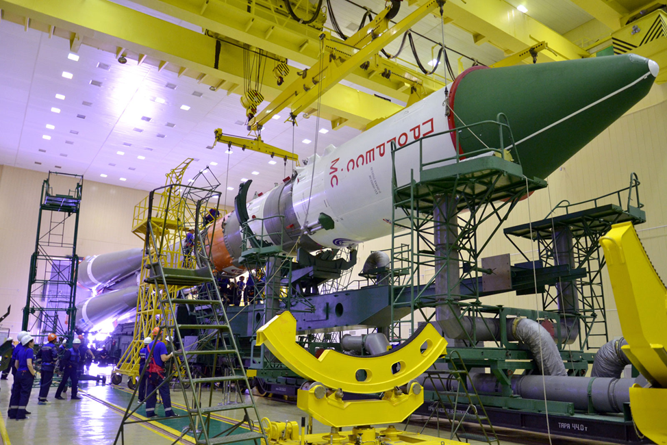 Сборка РН «Союз-2.1а» с ТГК «Прогресс МС-23» на космодроме Байконур. Фото: РКК «Энергия»