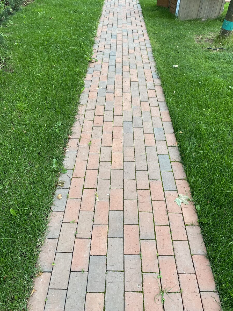 Рис.1. Дорожка из клинкера на бетонном основании