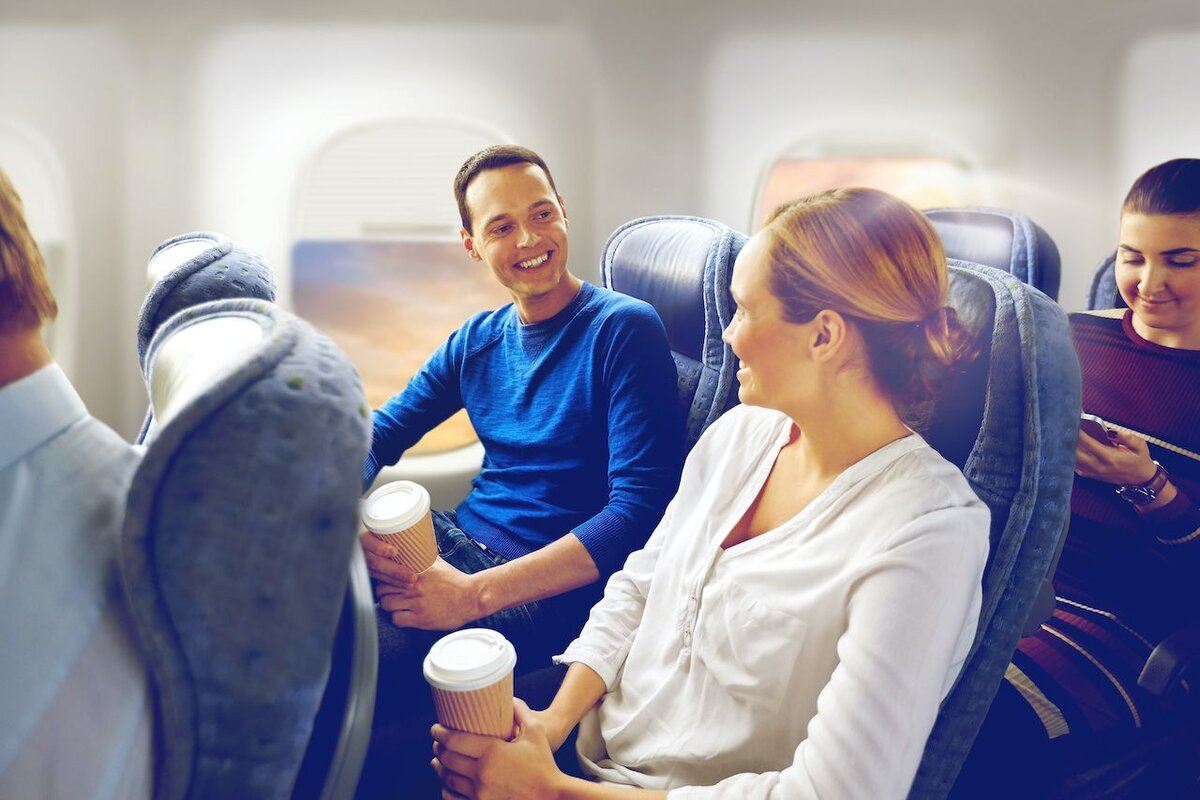 Буду сидеть в самолете и думать. Счастливые пассажиры. Разговор в самолете. Счастливые пассажиры в самолете. Образ в самолет.