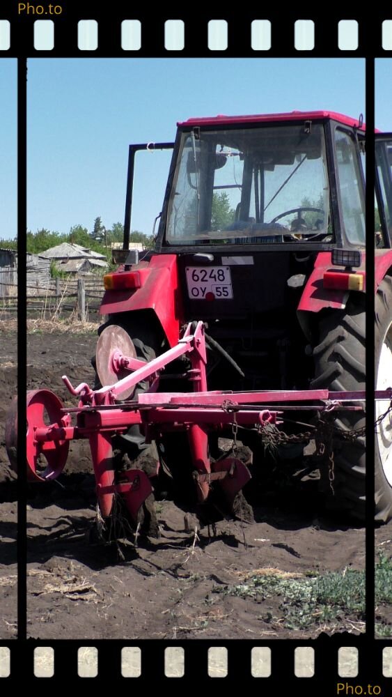 За трактором навешен лёгкий двухкорпусный садовый(культурный) плуг с возможностью регулировки как по фронту, так и изменению угла атаки 