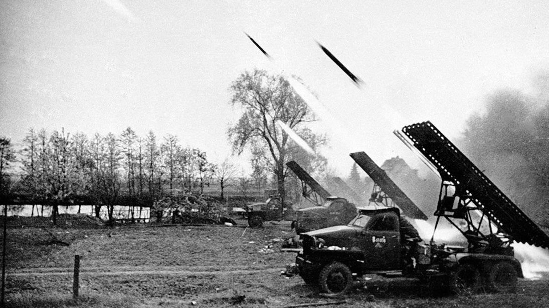 Гвардейские миномёты БМ-13 ведут огонь по противнику. Фото из открытых источников