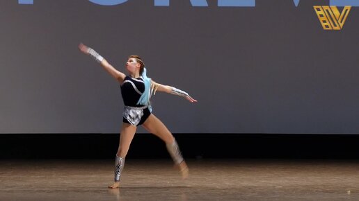 Таджичка исполнила танец на конкурсе красоты для девушек- колясочниц - видео