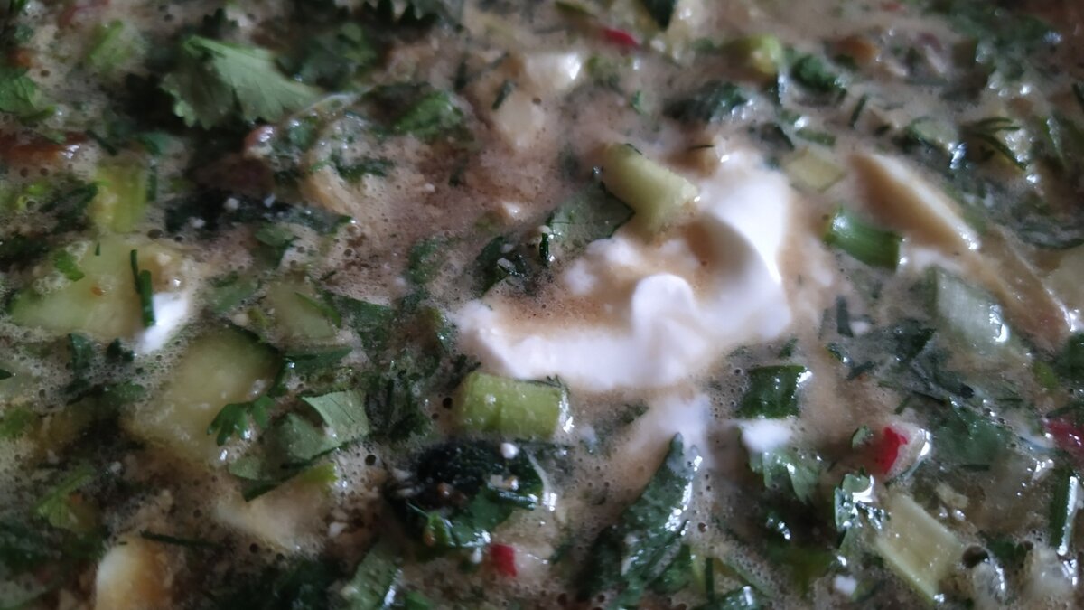     Пришло время окрошки. Одни будут готовить ее, согласно русским традициям, на квасе, сдабривая сметаной, горчицей и черным перцем. Другие будут зачем-то лить в мясо-овощную смесь кефир, сыворотку, сыворотку и даже просто воду с уксусом.