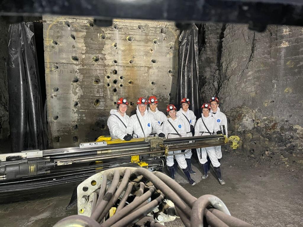 Шахты работа 2 2. Шахты работа 2 2. Работа шахтеров в шахте. Шахта усковская новокузнецк. Бурение шпуров в забое.