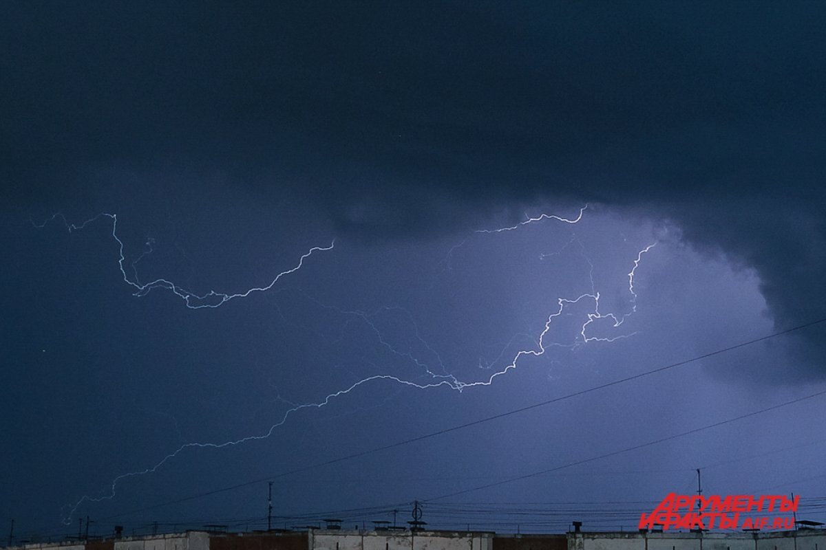    Самолёт успешно приземлился после удара молнии над Сибирью