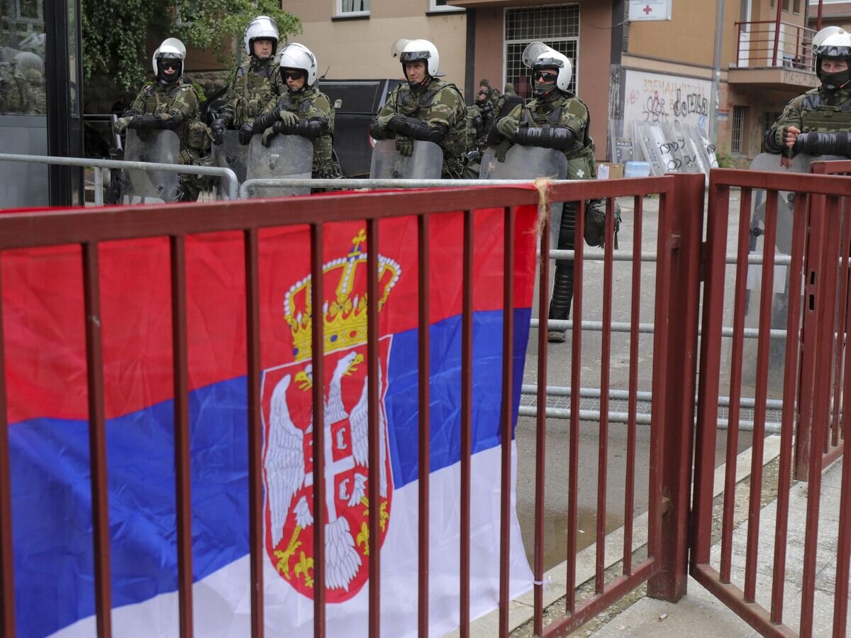 Солдаты KFOR возле мэрии во время акции протеста в городе Звечан на севере Косово© AP Photo / Bojan Slavkovic