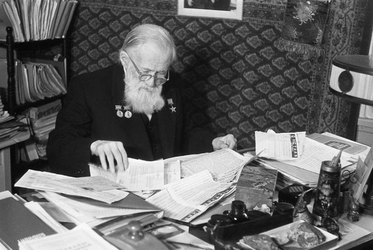 Владимир Афанасьевич Обручев за рабочим столом. Русский и советский геолог, географ, писатель и популяризатор науки. Академик АН СССР, Герой Социалистического Труда, лауреат двух Сталинских премий первой степени