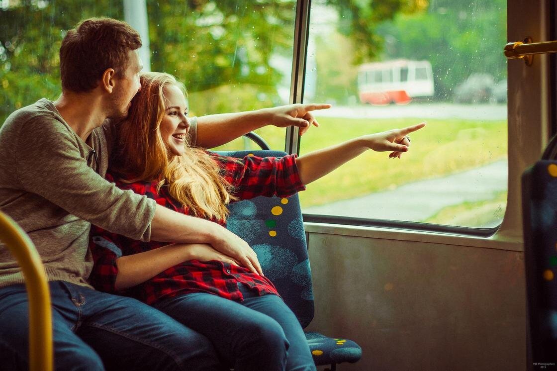    Влюбленная пара обнимается и показывает пальцами в окно:Pixabay