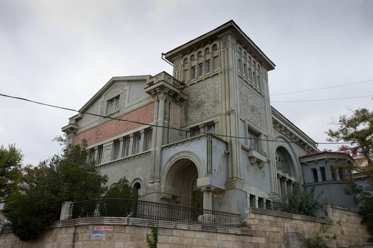 Дом купца стахеева в алуште. Юсуповский дворец ялта. Памятник краснову в ялте на набережной. Дворец суук-су в артеке. Юсуповский дворец в кореизе.