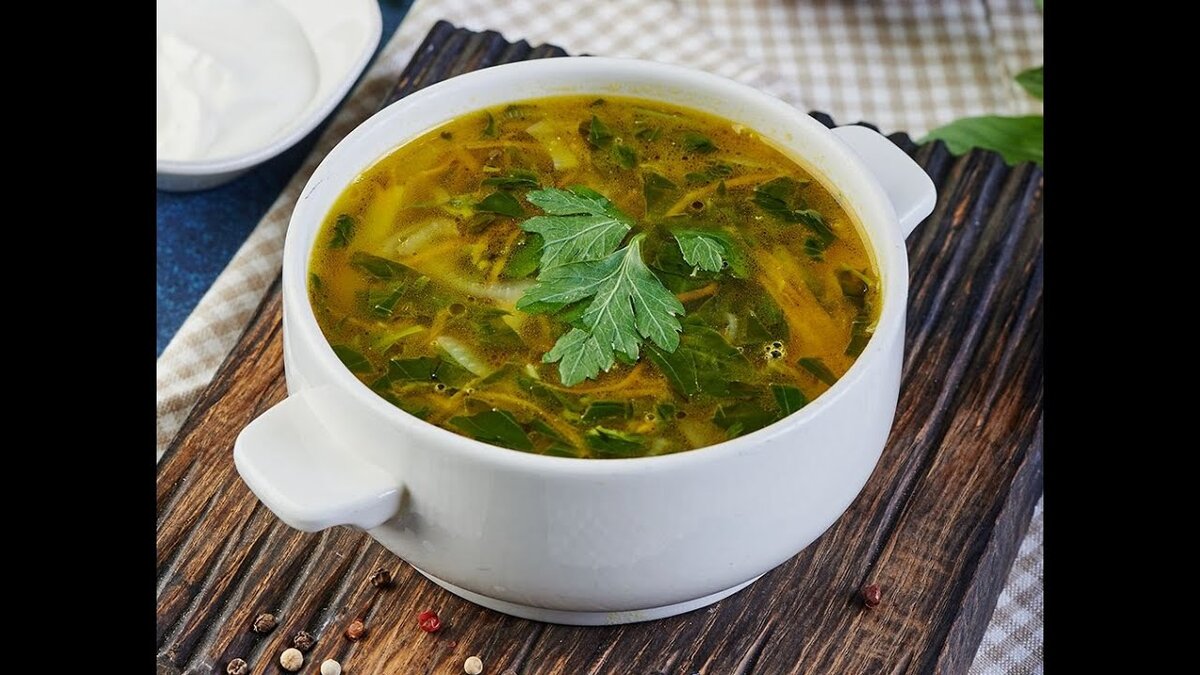 суп со щавелем на курином бульоне. суп консоме овощной. суп из крапивы с яйцом. суп со щавелем на курином бульоне. щавелевый борщ с яйцом.