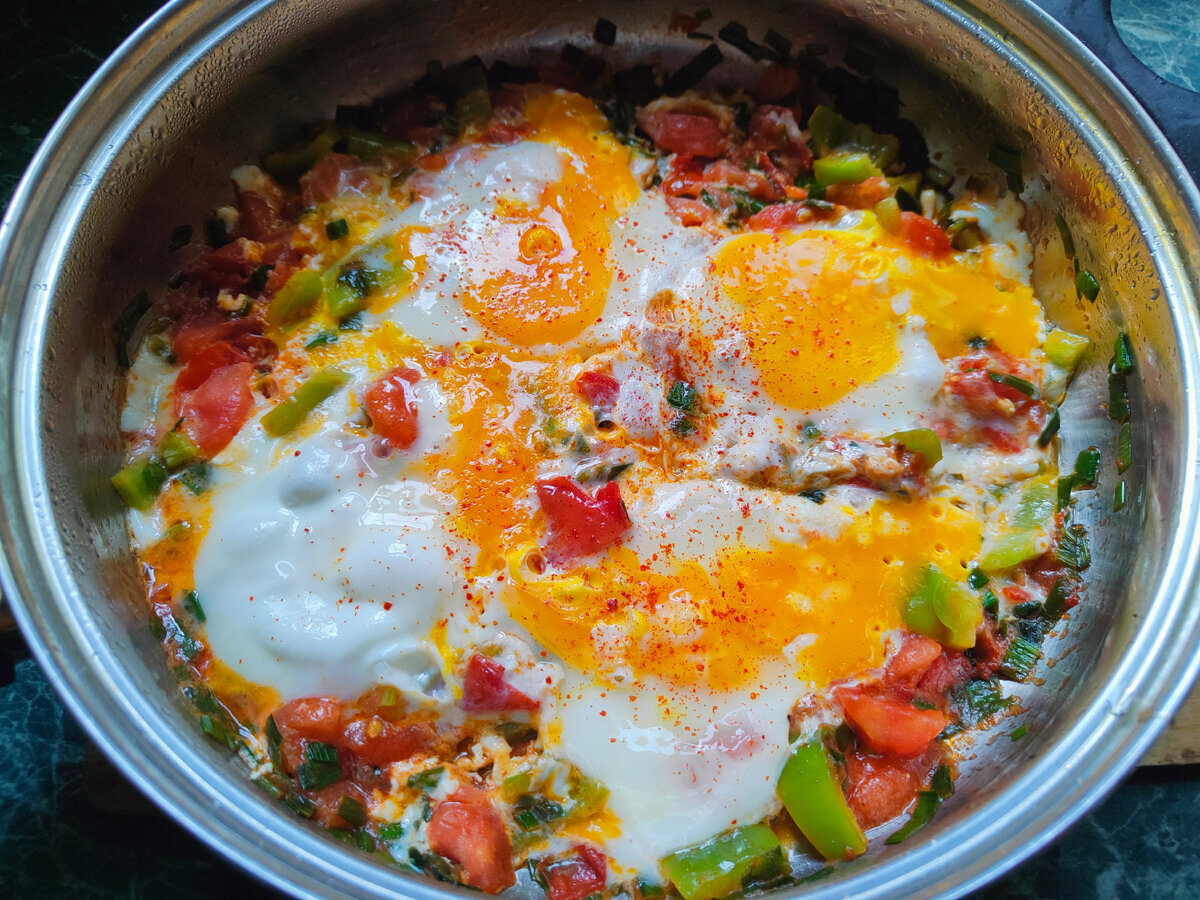 Мой самый любимый завтрак 🥰 Добавила с огорода зелёный лук и молодые листочки чеснока 