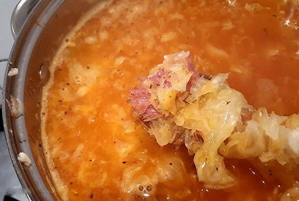 Рецепт борща с квашеной капустой и мясом свиной копченой рульки. Как сделать суп вкусным и полезным? Воспользуйтесь этим рецептом с квашеной капустой на бульоне от свиной рульки.-13