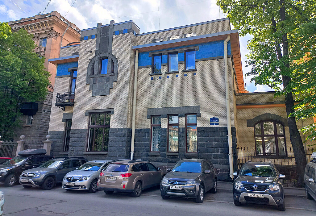 Давно засматривалась на этот особнячок, наконец-то нашла время осмотреть