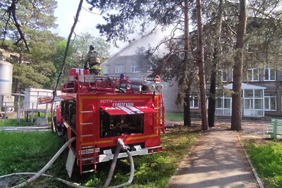    Пожар на крыше центральной клинической больницы в Новосибирске ©Сайт ГУ МЧС России по Новосибирской области