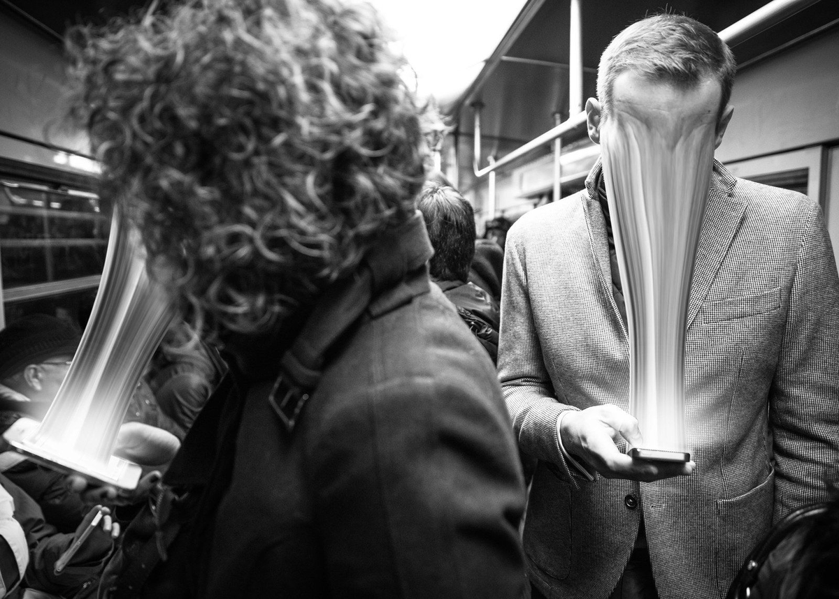 Люди живут в телефонах, не видя друг друга, не понимая, что жизнь проходит безвозвратно.