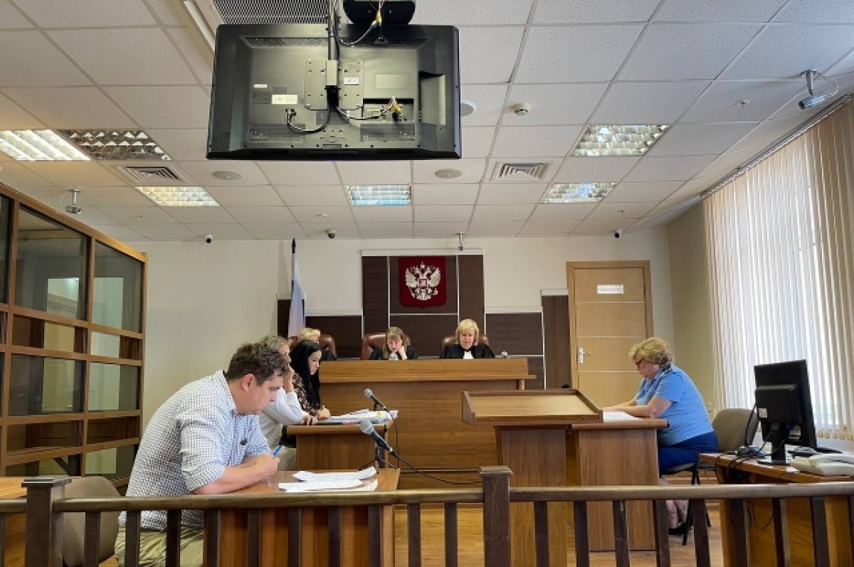    Гособвинитель считает, что Телепнёв не мог случайно бросить ведёрко и стул