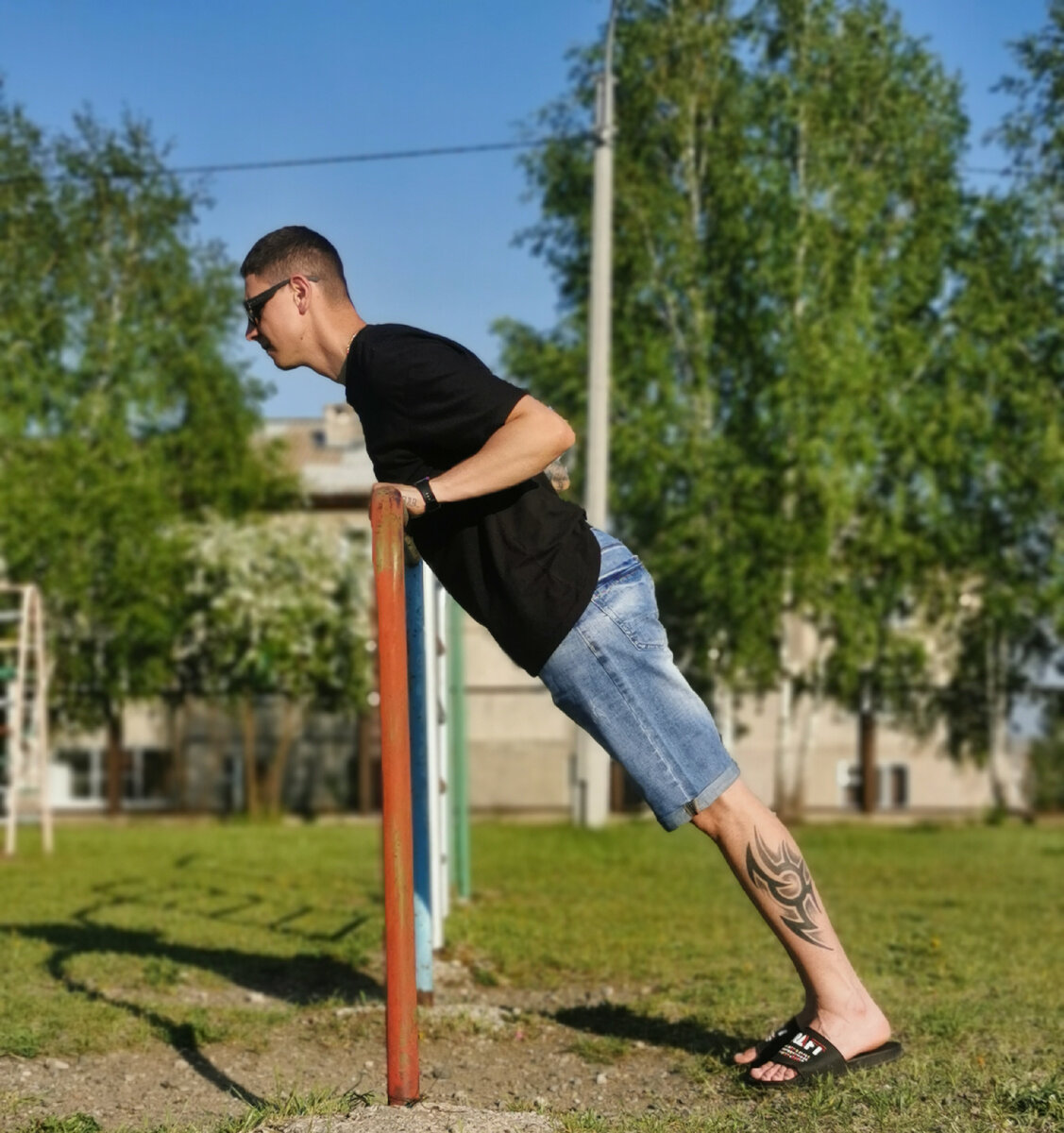 Опускайтесь, сгибая локти, пока слегка не коснётесь поверхности.