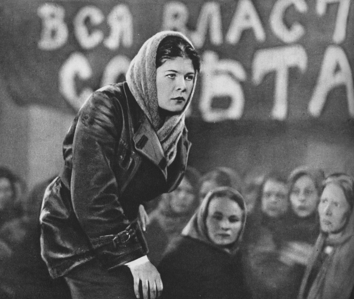 В СССР женщины жили и одевались далеко не всегда так, как хотели. Им приходилось соответствовать особенностям времени и учитывать требования общественно-политической системы страны.