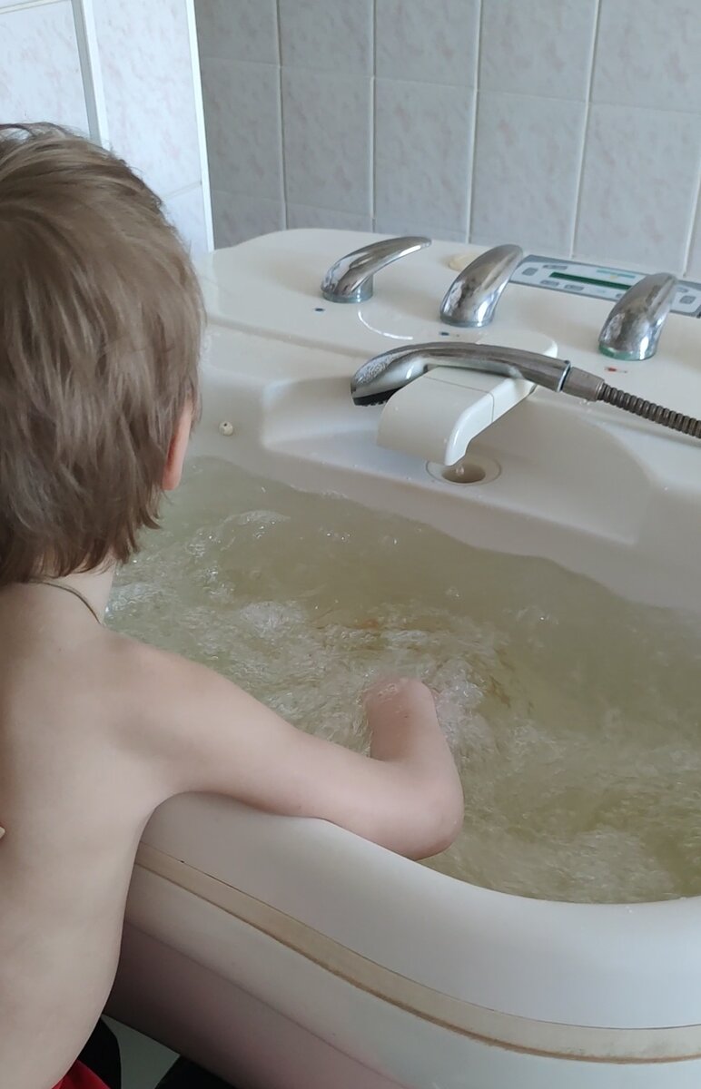 Спастика в локте, но "мочим" мы только запястье, ванна для взрослых, ребенок глубже не достаëт