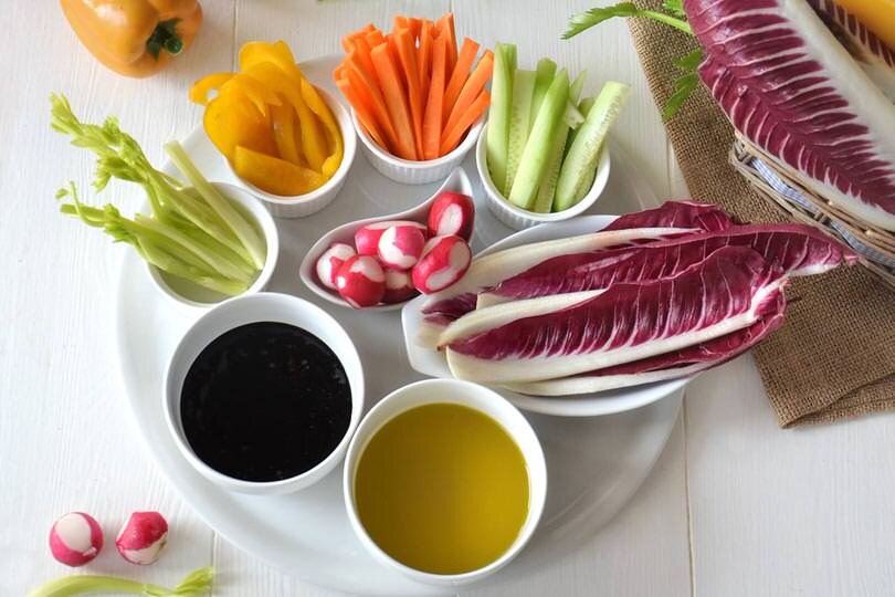 Pinzimonio-сырые, нарезанные брусками овощи. Обязательно должна быть морковь, стебли сельдерея, все остальное по возможноти и желанию.