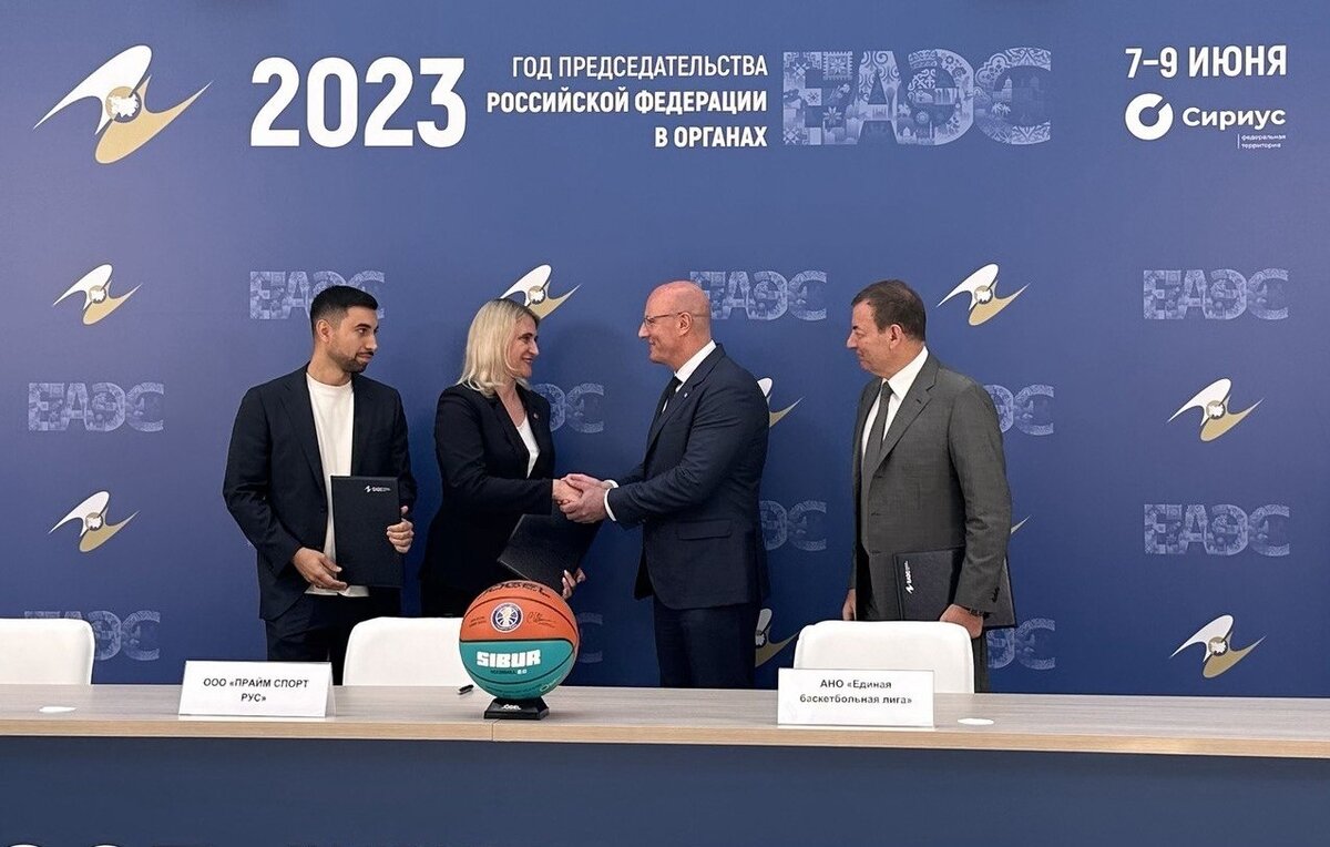    Основатель бренда Jogel Артур Мовсесян, генеральный секретарь-исполнительный директор Белорусской федерации баскетбола Анастасия Маринина, вице-премьер РФ Дмитрий Чернышенко и президент Единой лиги ВТБ Сергей Кущенко  Андрей Карташов/ТАСС