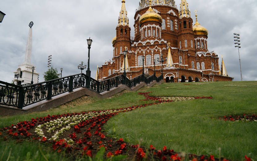  Цветы дополняют величие храма. Фото: Мария Бакланова