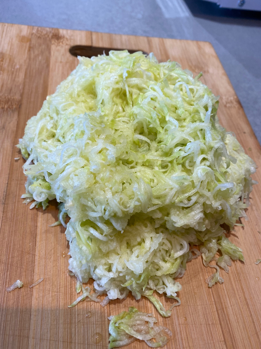 Так как кабачок выделяет много сока, то лишнюю жидкость необходимо отжать через марлю или же мелкое сито