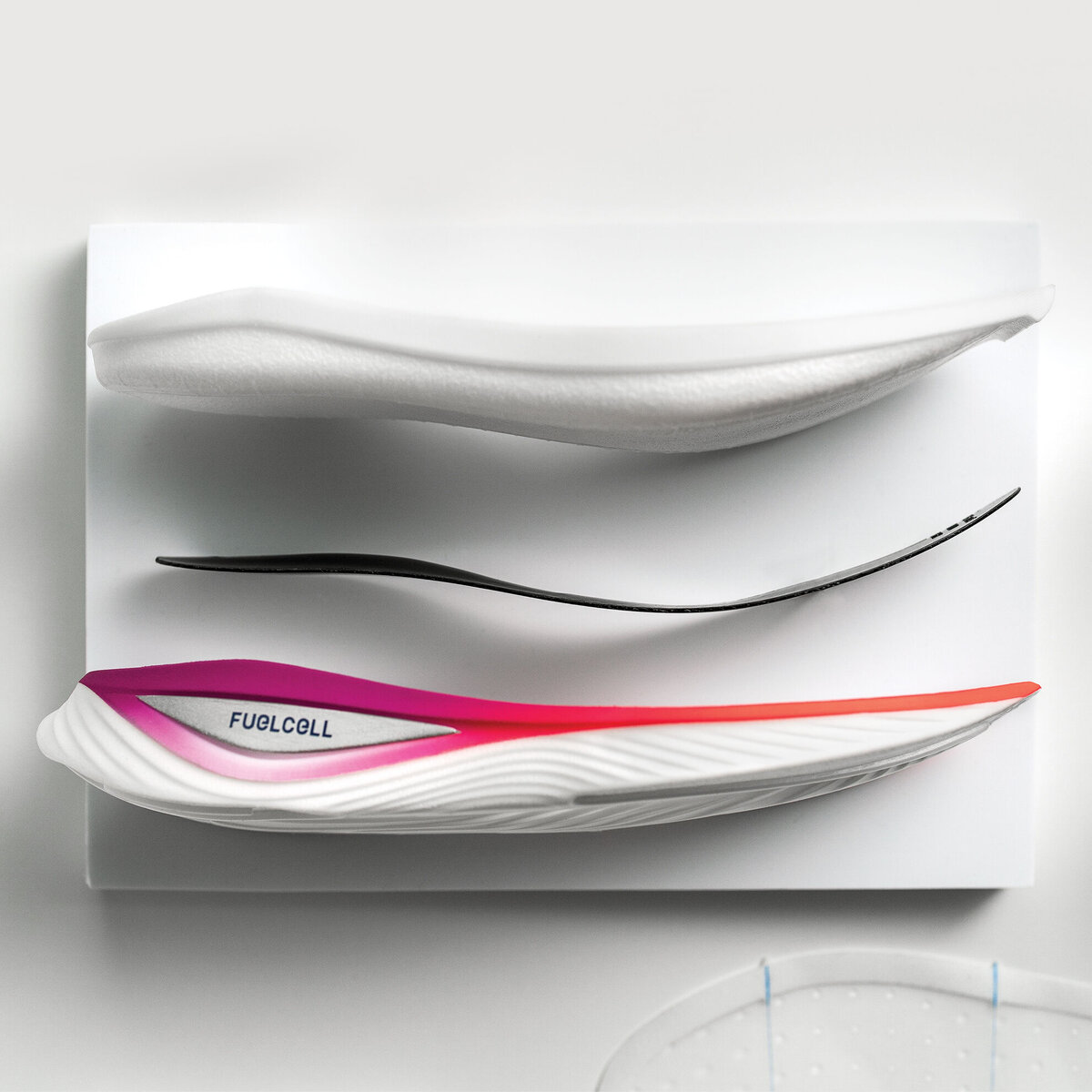 Энергия, которую можно увидеть и почувствовать Двухслойная промежуточная подошва FuelCell сочетается с технологией Energy Arc, сочетая спортивную геометрию пластин из углеродного волокна со стратегическими пустотами в промежуточной подошве, предназначенными для увеличения накопленной энергии для обеспечения большего количества общей возвращаемой энергии.