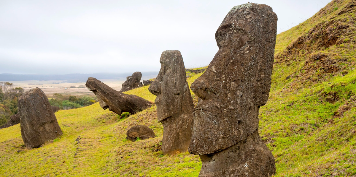 национальный парк рапануи остров пасхи. остров пасхи статуи моаи. национальный парк рапа-нуи, чили. статуи острова рапа нуи. острова пасхи исла-де паскуа.