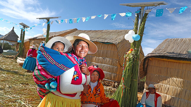 Фото: https://www.gob.pe/institucion/minem/noticias/22566-mem-lleva-energia-electrica-a-cientos-de-habitantes-de-las-islas-flotantes-de-los-uros