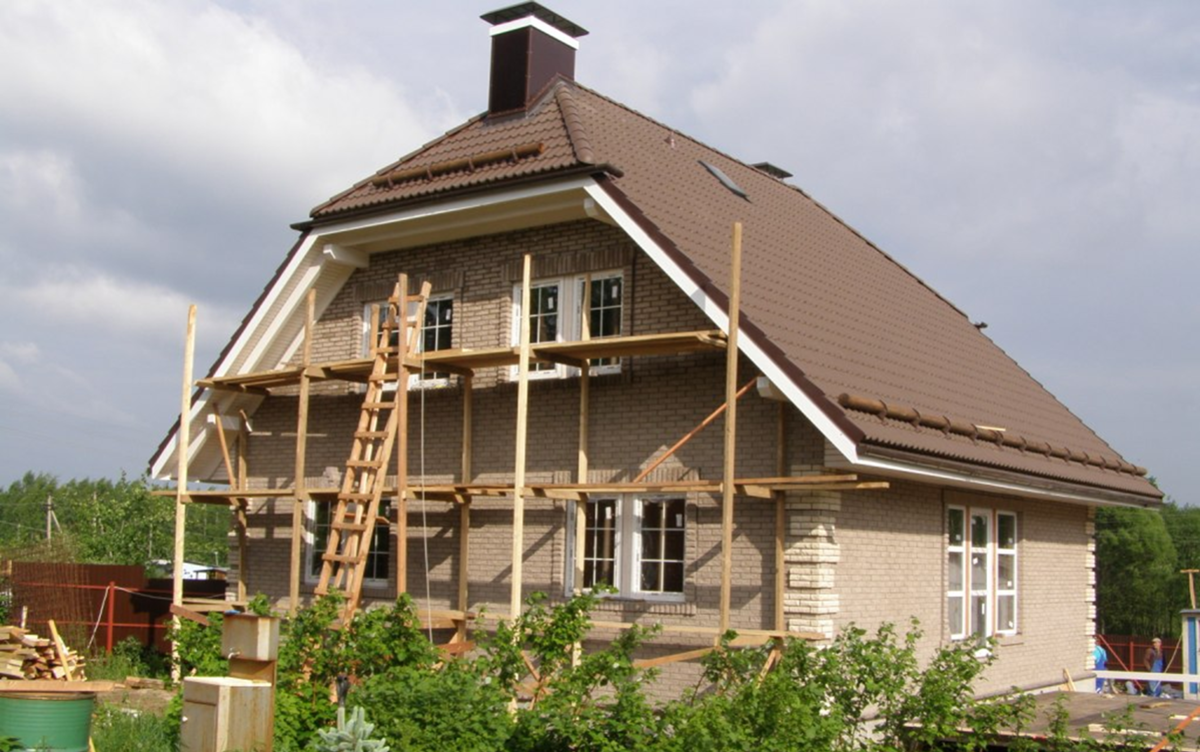 Отделка фасада кирпичом с выделением углов в проекте "Бавария". Фотобанк СК БАКО.