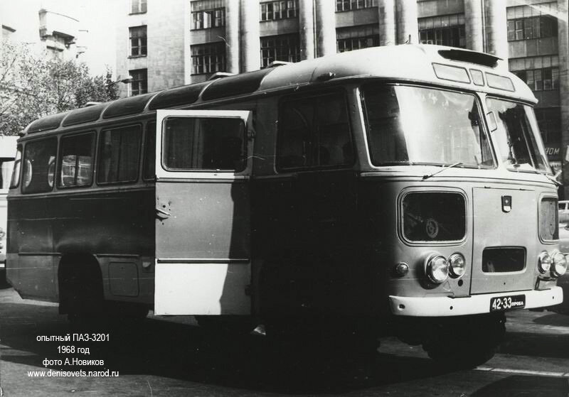 ПАЗ-3201 с распашной дверью. Фото А. Новикова.