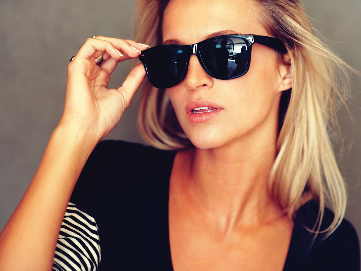 стильные брюнетки. женщина в темных очках. фото женщины в очках. женщина в темных очках. фото женщины в очках.