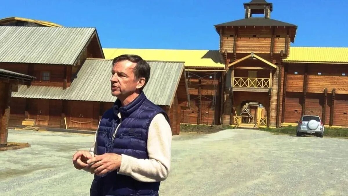 Александр Илющенко строил Бердский острог 10 лет, но местные власти не дают ввести его в эксплуатацию. Фото: Курьер.Среда