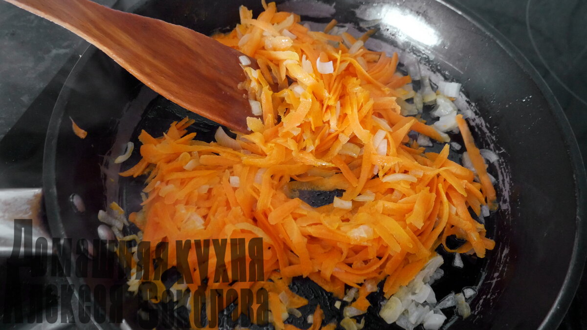 Слегка обжарить.