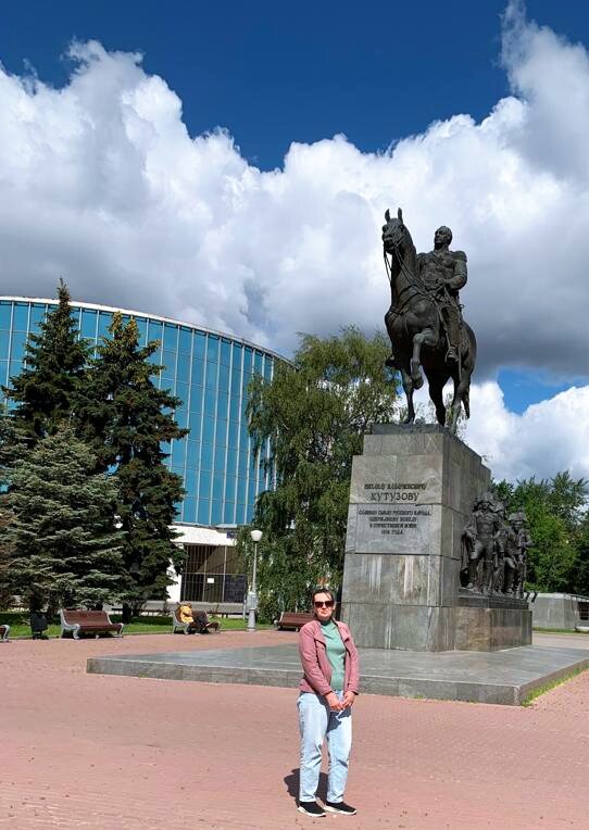 Слева музей-панорама Бородинская битва, справа великий полководец, посередине автор. Фото подруги. 10.06.2023 г.