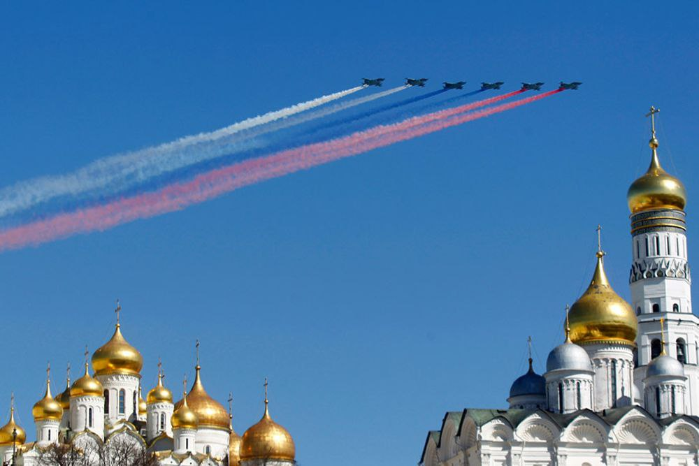 Победы над россией. День Победы и Церковь. День России Церковь. Самолет над церквями. Православный храм и российский флаг.