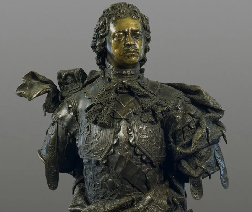 Художественная фигура Петра Великого в Петергофе удивляет и восхищает своими деталями и масштабом.