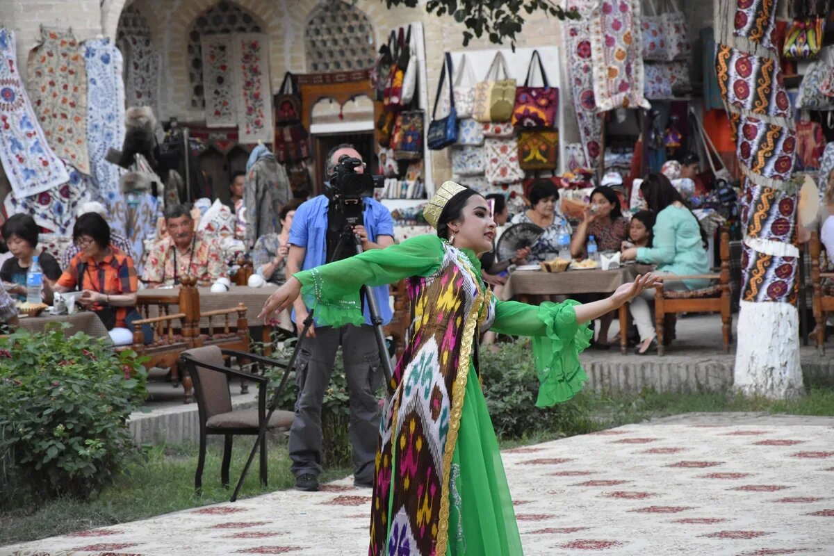 В узбекистан можно ехать. Фестиваль шелк и специи. Фестиваль узбекский традиционной. Бухара шелк и специи. Ведущая Узбекистана.