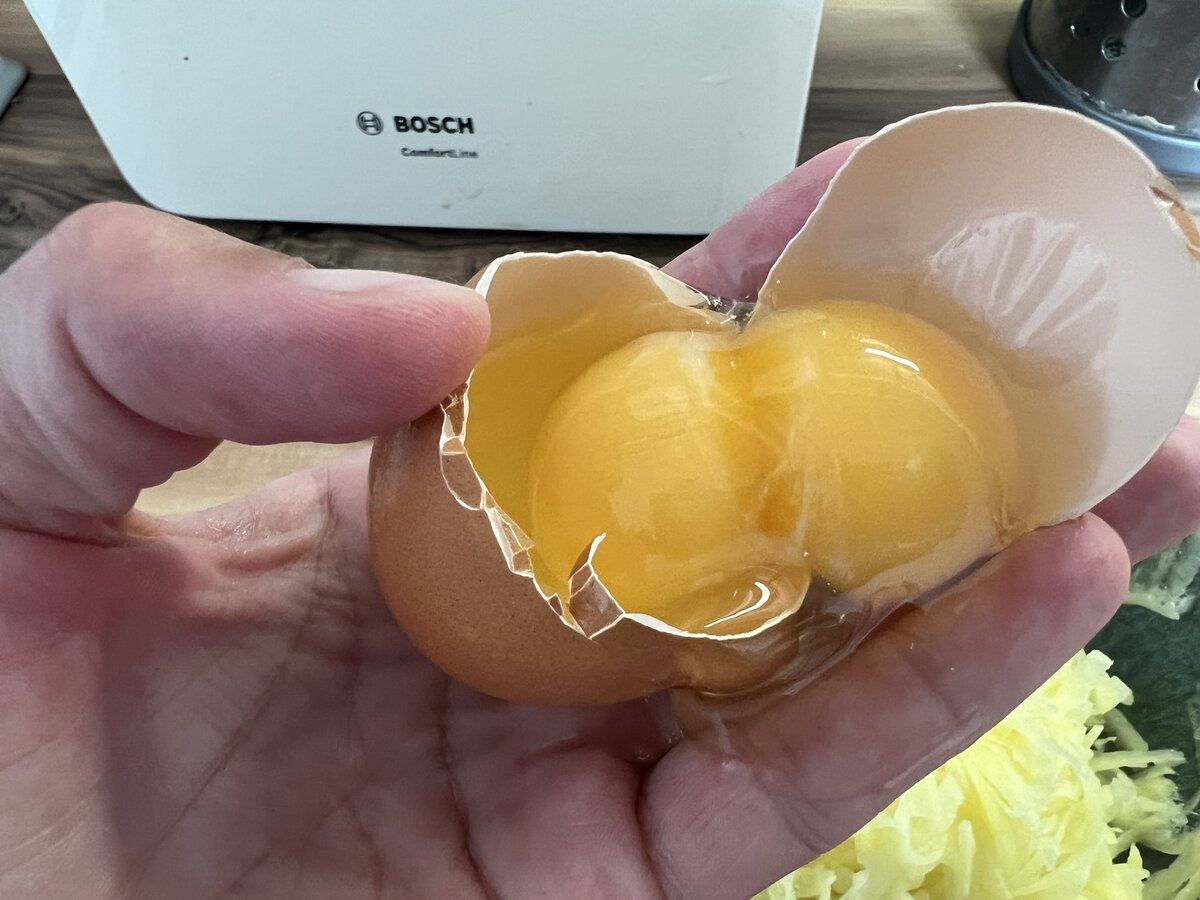 Два желтка примета. Яичница с желтком. Вареное яйцо с двумя желтками. Густой желток яйца.
