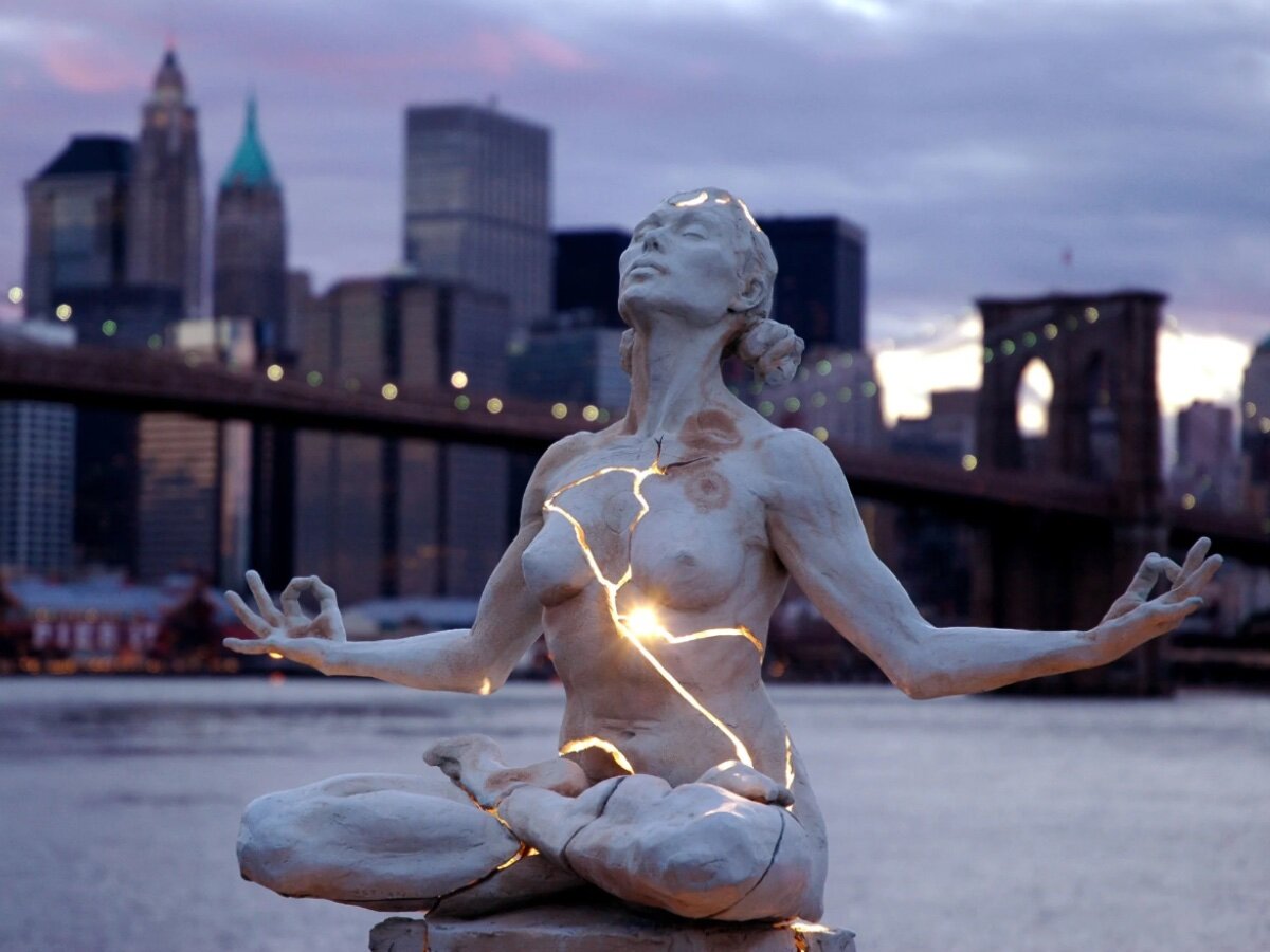 Пэйдж Брэдли, она же героиня скульптуры "Расширение"